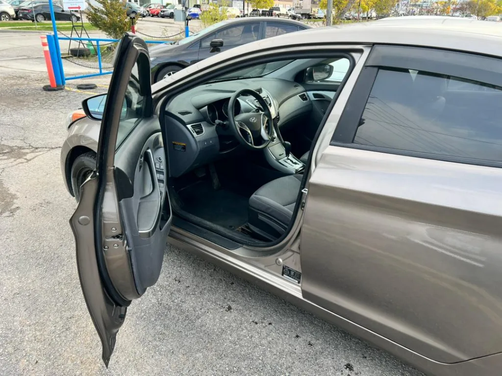 2011 Hyundai Elantra GLS — photo 7 of 11