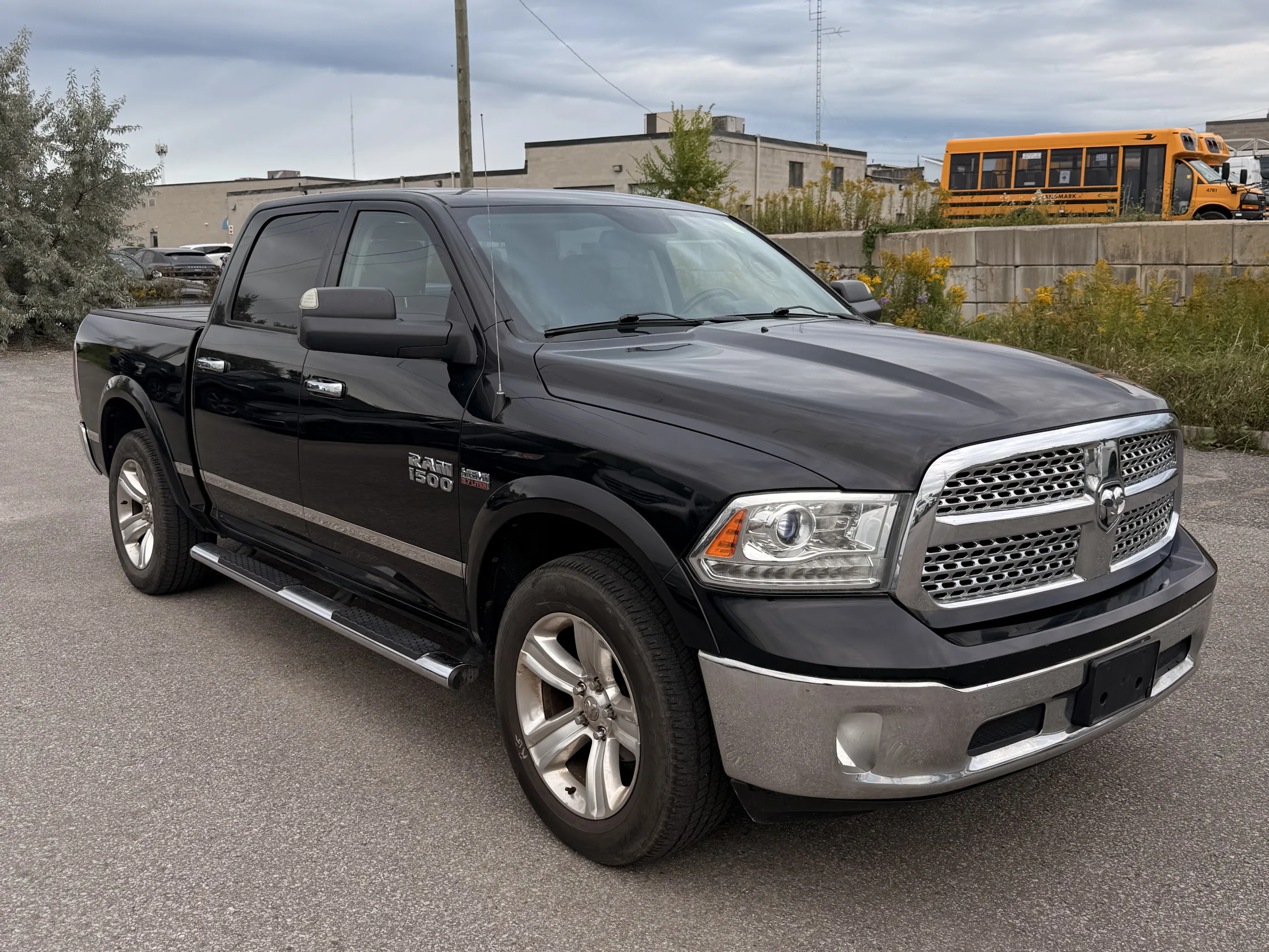 2015 RAM 1500 Laramie — photo 2 of 20