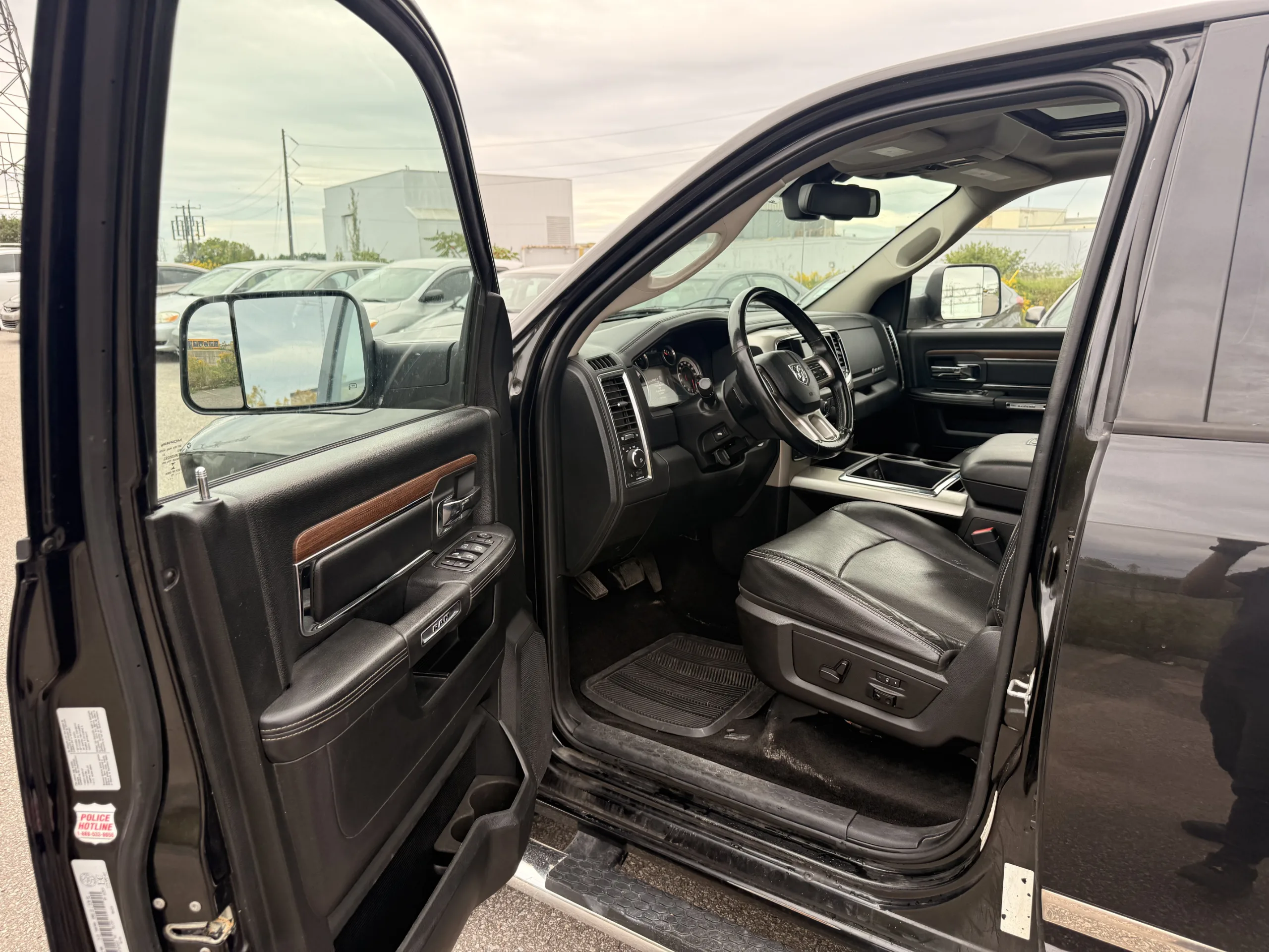 2015 RAM 1500 Laramie — photo 8 of 20