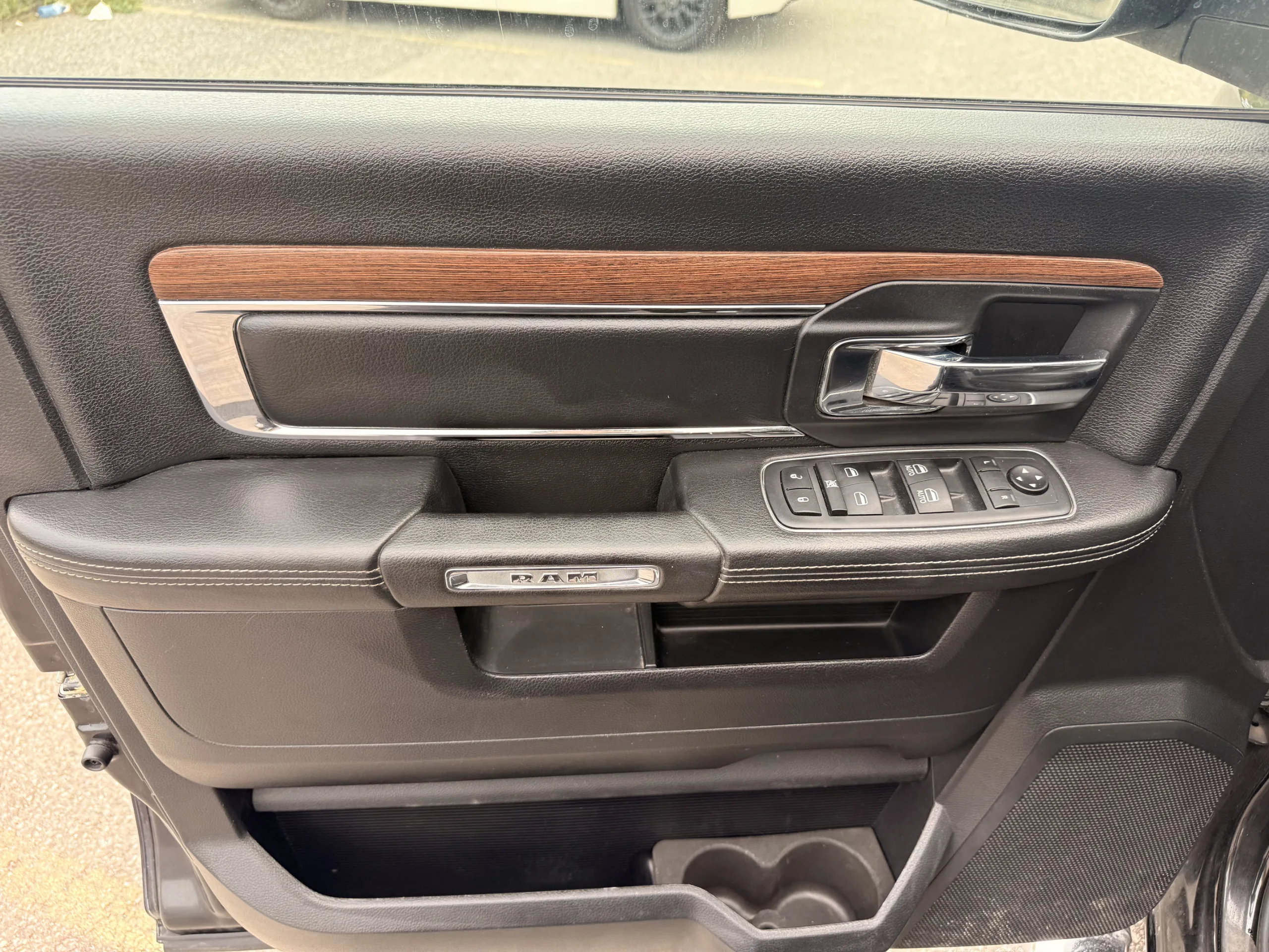 2015 RAM 1500 Laramie — photo 9 of 20